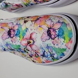 YES WE VIBE. WATERCOLOR FLOWERS SNEAKERS NWOB SIZE 7.5 WMS SUMMERTIME